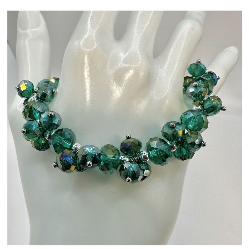 Green glass beaded bracelet